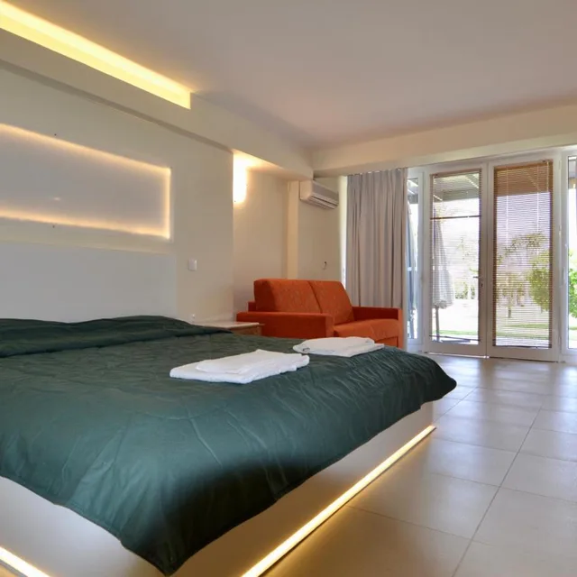 Room, Queen Bed, Pool View, Paloma Blanca Hotel 1/8