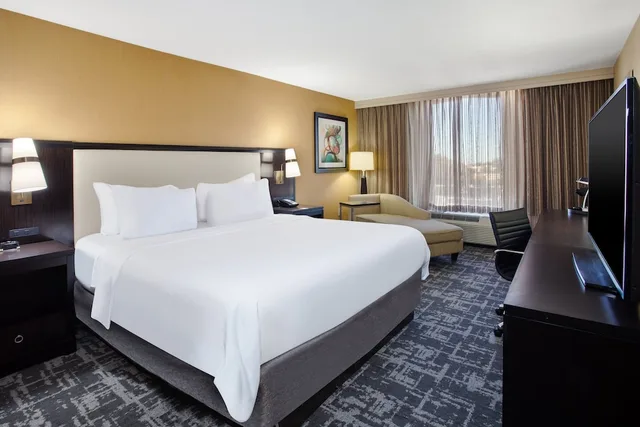 غرفة قياسية بسرير كينج لذوي الإعاقة، Crowne Plaza Hotel Greenville I 385 Roper Mtn Rd 2/5
