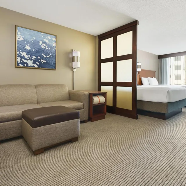 غرفة بسريرين كوين مع أريكة، Hyatt Place Fort Lauderdale Airport - South & Cruise Port 1/2