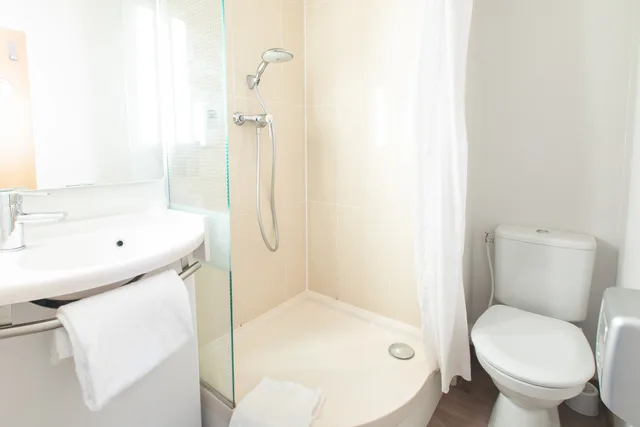 غرفة رباعية بسرير مزدوج وسريرين منفصلين، B&B Hotel Saint Malo Centre 5/6