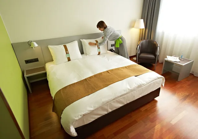 Standard, King Bed, Courtyard View, Holiday Inn Zurich Messe 1/4