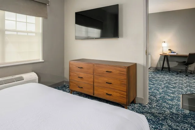 1 Bedroom, Suite, Queen Bed, Sofa, Country Inn & Suites By Radisson Manchester Airport Nh 3/6