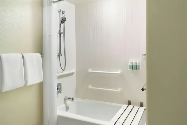 غرفة بسرير كينج مع أريكة لذوي الإعاقة، Courtyard By Marriott Miami Airport West Doral 3/3