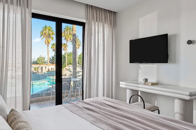 غرفة بسريرين منفصلين بإطلالة على المسبح، Atlantica Thalassa Hotel 5/10