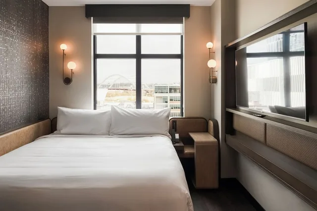 Compact, King Bed, High Floor، Motto by Hilton Nashville Downtown 2/10