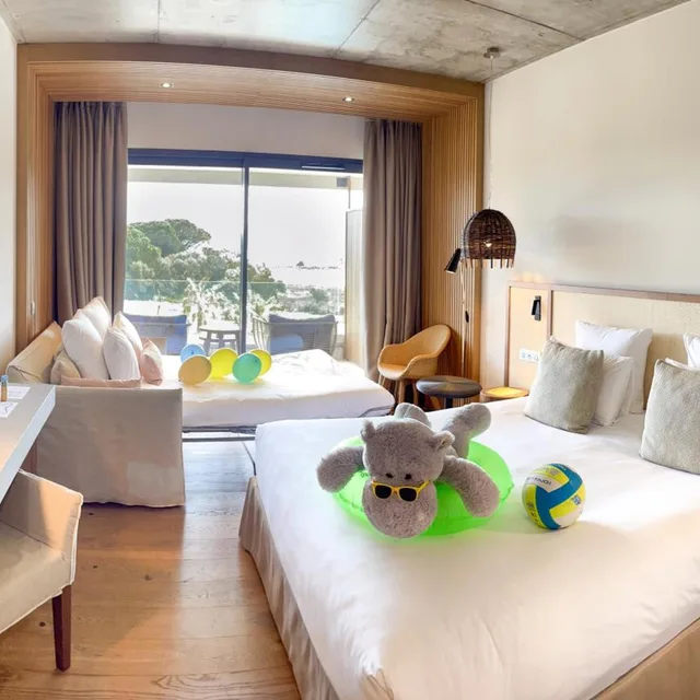 غرفة ديلوكس بسرير كينج بإطلالة على البحر مع أريكة، Golden Tulip Porto Vecchio 4/9