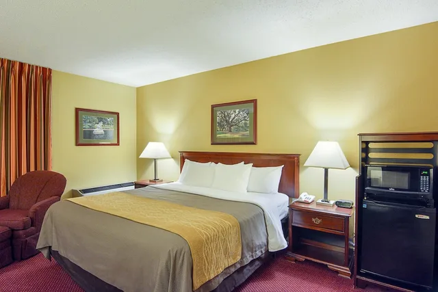 Standard, King Bed, Quality Inn in Winchester, VA 2/10