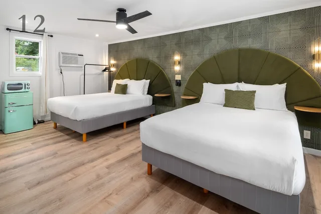 غرفة سوبيريور بسريرين كوين، CedarWood Inn 2/2