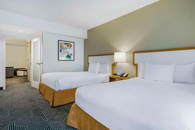 جناح ركني بسريرين كوين بحوض استحمام لذوي الإعاقة، Embassy Suites by Hilton Houston Downtown 1/2