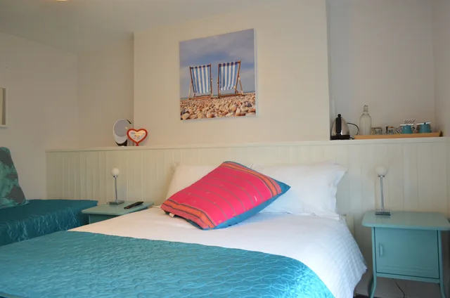 Room, King Bed, Queen Bed, Large, Motel Schmotel 2/5