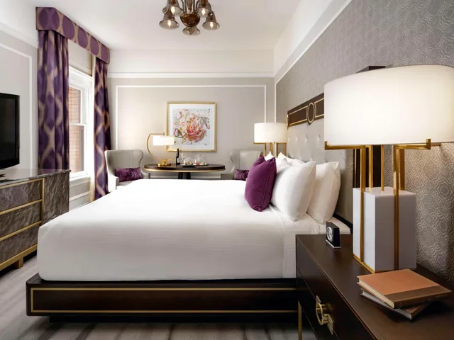 Fairmont Gold, King Bed, Queen Bed, City View، Fairmont Empress Hotel 2/5