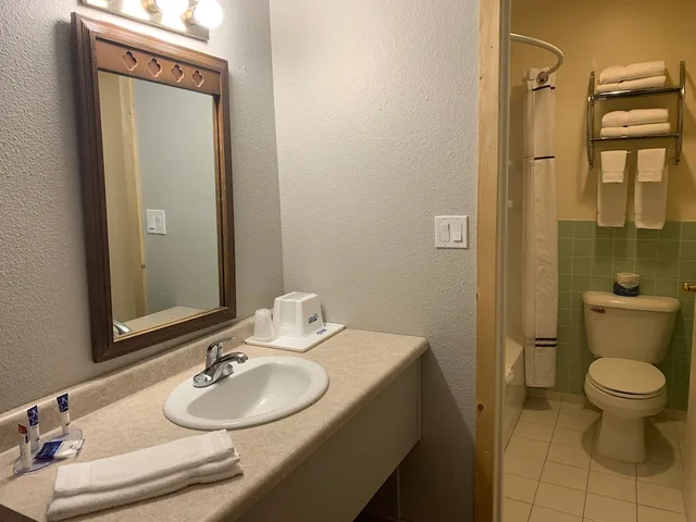 غرفة بسريرين كوين مع أريكة، Americas Best Value Inn-Wall 8/10