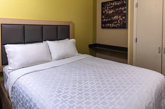 غرفة قياسية بسرير كوين، Candlewood Suites Appleton 4/10