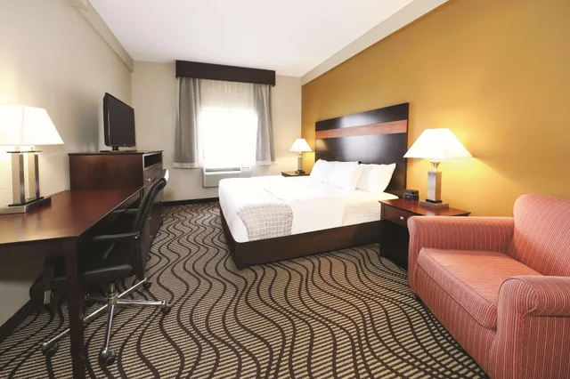 جناح بسرير كينج بغرفة نوم واحدة، La Quinta Inn Sandusky Near Cedar Point 2/3