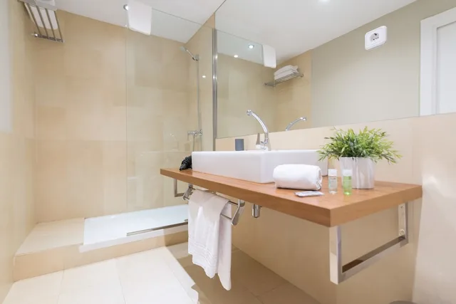 جناح استوديو بسرير كينج بشرفة مع أريكة في الطابق الأرضي، Senator Barcelona Apartments 4/4