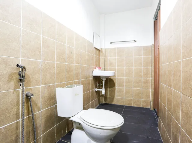 Family, 1 Single and 2 Double Beds، Hotel O Shalimar 4/4