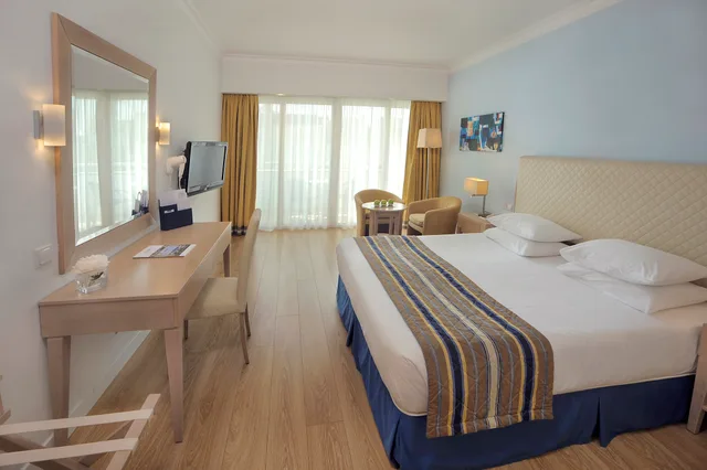 Deluxe, Double or Twin Bed, Lateral Side Sea View، Olympic Lagoon Resort Paphos 3/10