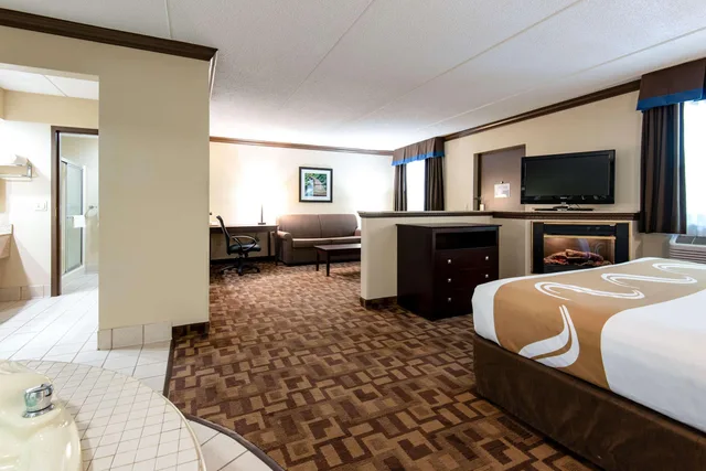 جناح بسرير كينج، Quality Inn & Suites Quakertown-Allentown 1/4