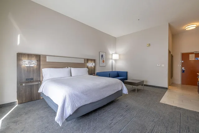 1 Bedroom, King Bed, Accessible, Holiday Inn Express Hotel Suites College Station 2/9