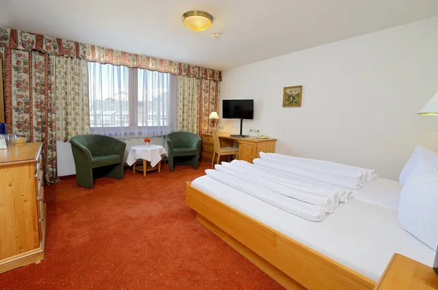Green, Forest, Double Bed، Neue Post Hotel 3/9