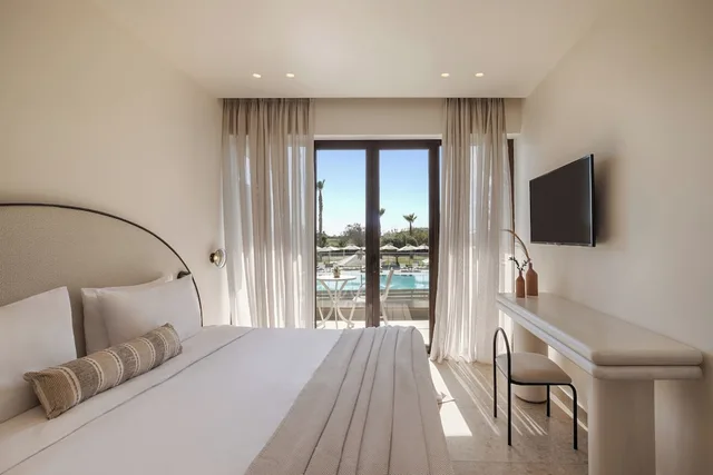 غرفة بسريرين منفصلين بإطلالة على المسبح، Atlantica Thalassa Hotel 4/10