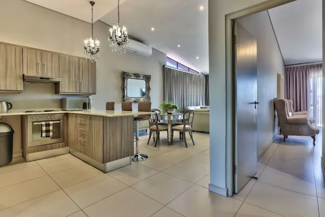 3 Bedrooms, Luxury, Apartment, King Bed, 1 Queen and 1 Single Bed, Courtyard View, 2 Bathrooms، Heritage Square Apartments 4/4