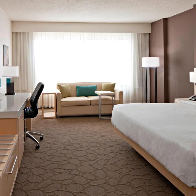 غرفة ديلوكس كبيرة بسرير كينج مع أريكة، Delta Hotels by Marriott Edmonton South Conference Centre 1/7