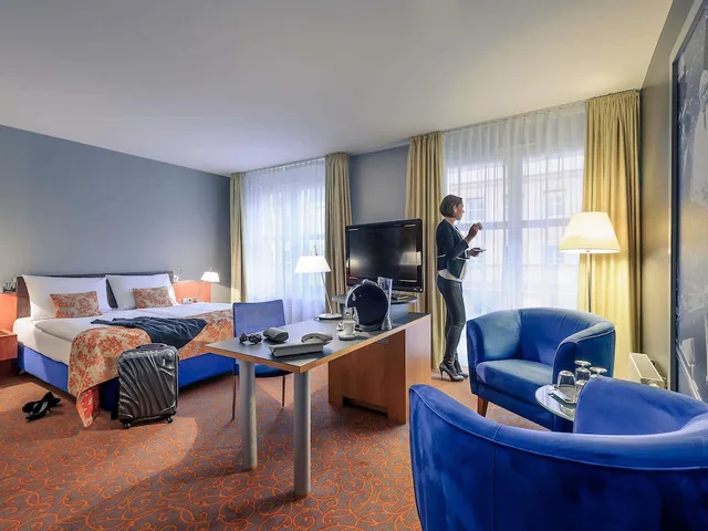 غرفة بريفيليج بسرير مزدوج مع أريكة، Mercure Hotel & Residenz Checkpoint Charli 3/6