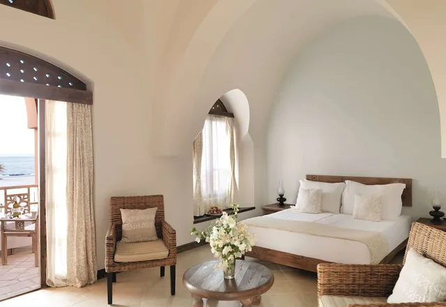 غرفة بريميوم بإطلالة على البحر بشرفة، Swissotel Resort El Quseir 2/4
