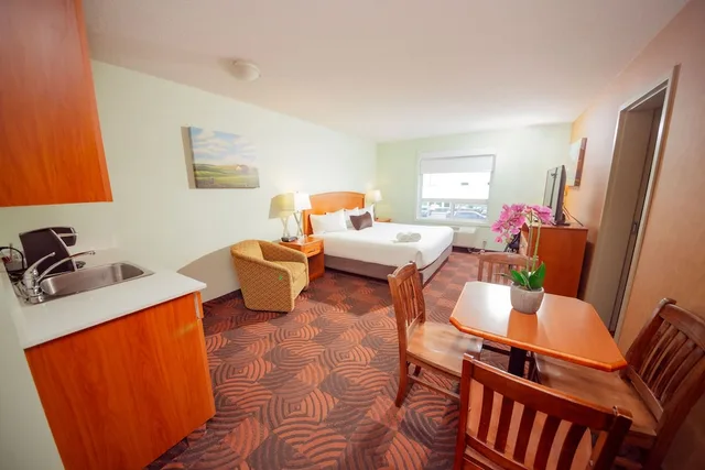 2 Bedrooms, Family Suite, King and Queen Bed, Service Plus Inns and Suites Calgary 1/1