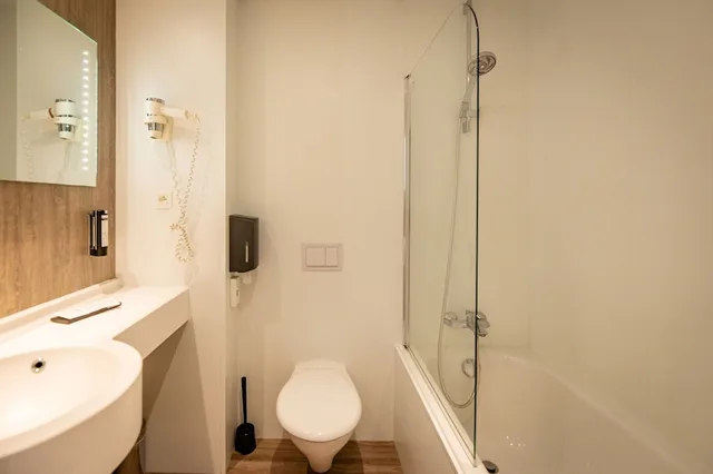 غرفة تنفيذية بسرير كوين، HOTEL CASTEAU RESORT MONS 7/10