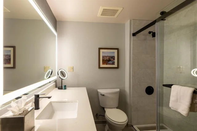 جناح ركني بسرير كينج مع أريكة لذوي الإعاقة، DoubleTree by Hilton Hotel Savannah Airport 7/7