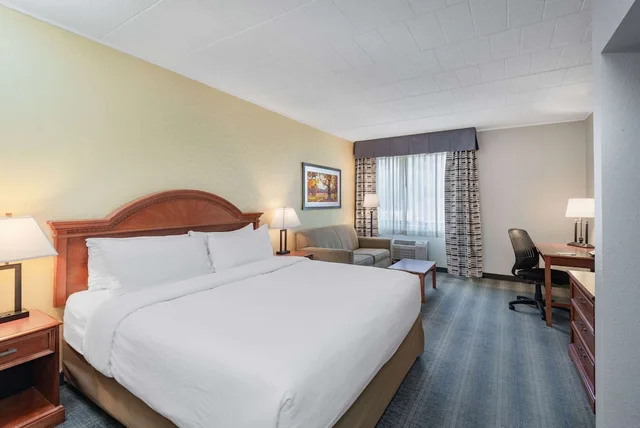 غرفة بسرير كينج مع أريكة، Wyndham Garden York 1/6