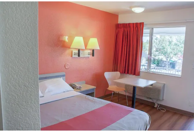 1 Queen Bed - ADA/RI Shower، Motel6 Ukiah CA 3/5