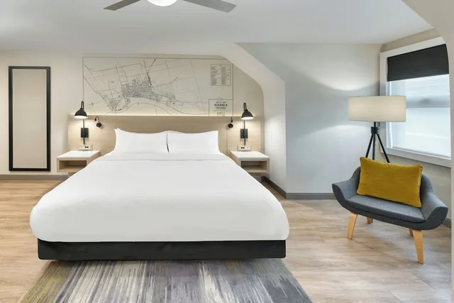 جناح جونيور بسرير كينج بغرفة نوم واحدة مع أريكة، The Insignia Hotel, Sarnia, a Tribute Portfolio Hotel 4/8