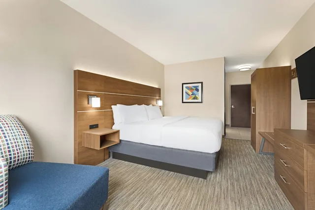 غرفة قياسية بسرير كينج، Holiday Inn Express Suites Akron Regional Airport Area 1/5
