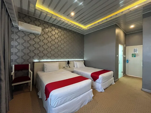 غرفة ديلوكس بسريرين منفصلين، Grand Tamaro Hotel Parapat 5/8