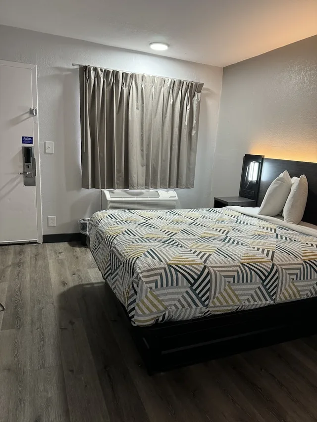 Standard, Queen Bed, Accessible, Motel6 Bradenton, FL 8/10