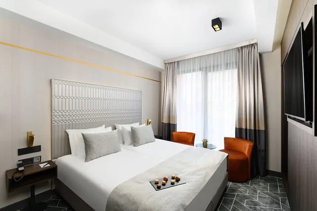 غرفة سوبيريور بسرير كوين في طابق مرتفع، Hotel Emerald & Suites 1/4