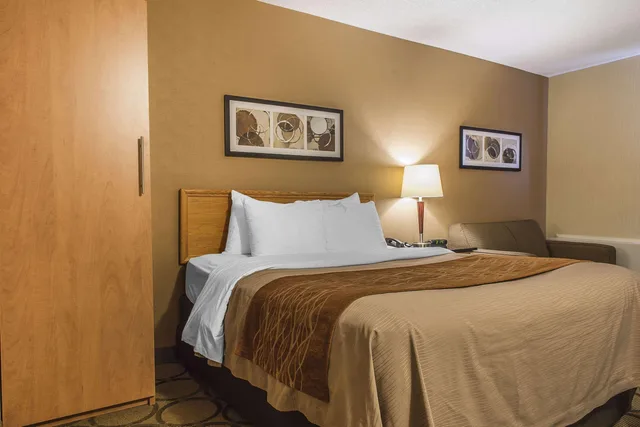 غرفة مفردة بسرير كوين مع أريكة، Comfort Inn Sept Iles QC 2/2