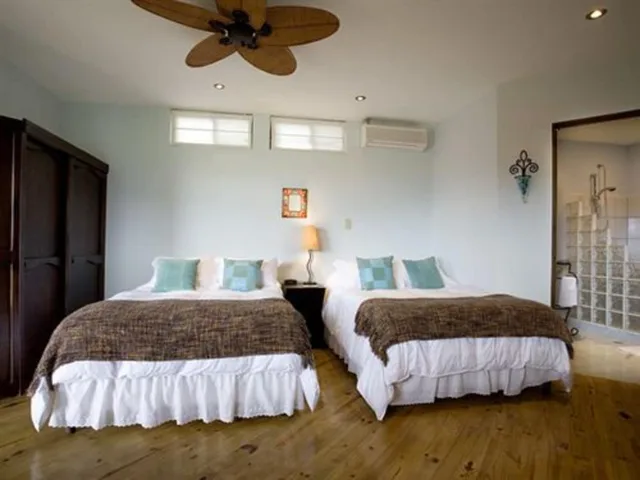 غرفة رباعية بسريرين كوين بمطبخ صغير، Out of Bounds Hotel 2/4