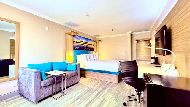 غرفة بسرير كينج مع أريكة، Days Inn By Wyndham Los Angeles Lax Redondo Manhattan Beach 9/10