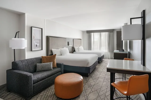 Room, 2 Queen Beds, Sofa, Den, Accessible، Hyatt Washington DC / Convention Center 3/5