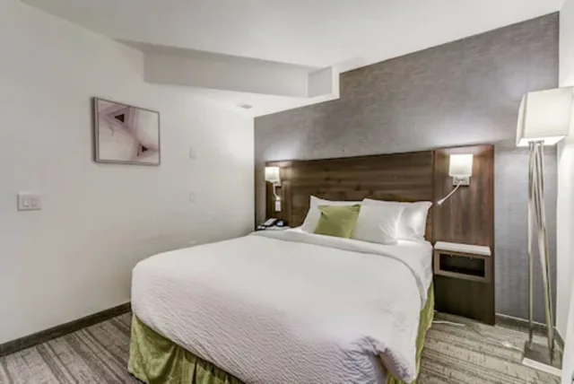 غرفة قياسية بسرير كينج، Est Hotel 2/3
