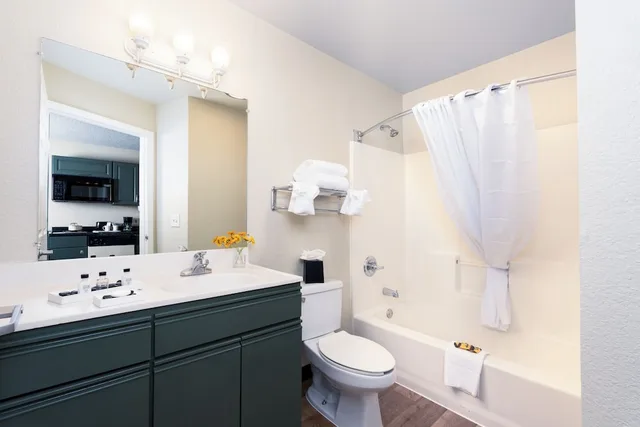غرفة قياسية بسرير كينج يُسمح فيها بالحيوانات الأليفة، MCM Elegante Suites 3/3