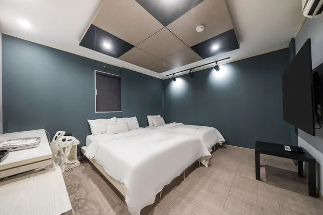 Deluxe, Twin Beds, Bathtub, Richi Hotel 2/2
