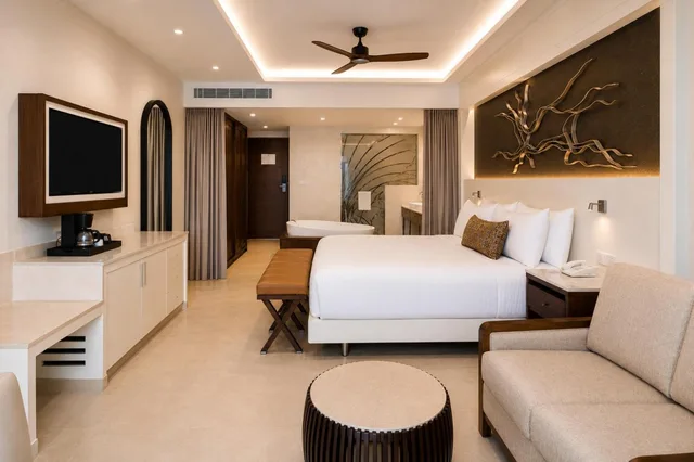 4 Bedrooms, Chairman, Luxury, Suite, Ocean Front، Royalton Negril, An Autograph Collection All-Inclusive Resort 2/3