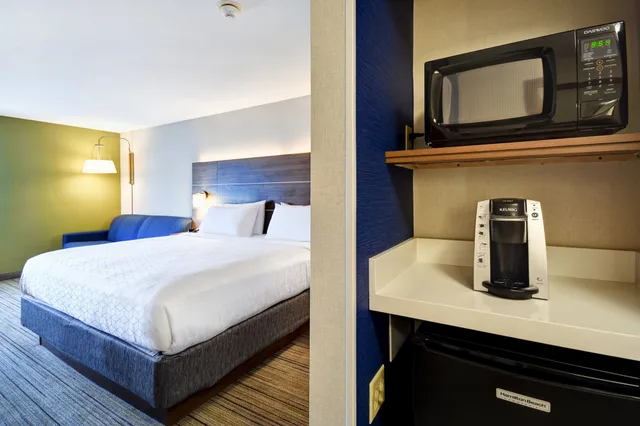 غرفة قياسية بسرير كينج مع أريكة، Holiday Inn Express Newport North - Middletown 9/10
