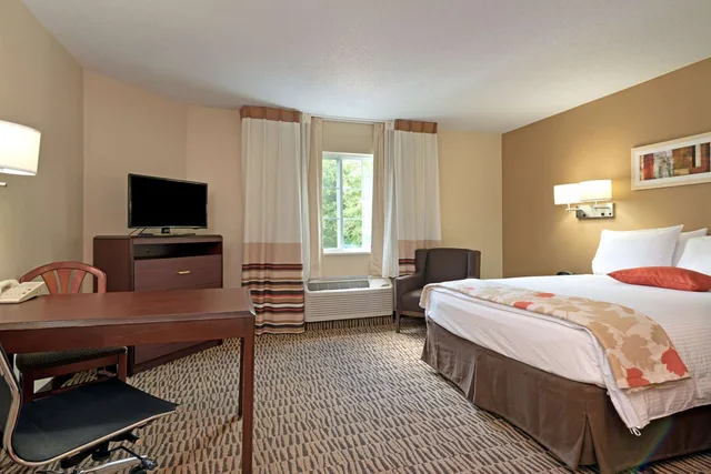 غرفة بسرير كوين، Suburban Studios Charlotte - Executive Park 4/6