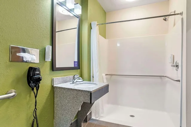 غرفة بسرير كينج لذوي الإعاقة، Sleep Inn and Suites Montgomery East I-85 5/6